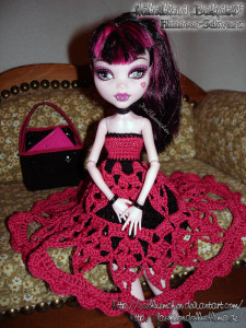 Draculaura’s Babydoll Schuloutfit - Bild 03